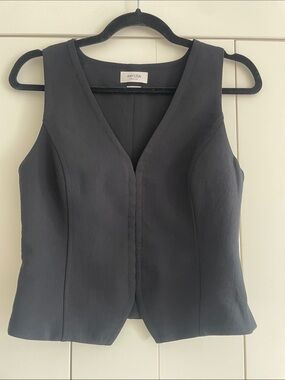 Aritzia Black Sleeveless V-Neck Tailored Vest Top sz 6